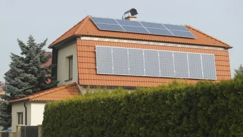  ELEKTŘINU ZE SOLÁRŮ PŮJDE SDÍLET, RODINY UŠETŘÍ TISÍCE 