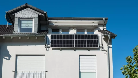 Se soláry na balkoně může domácnost ušetřit tisíce